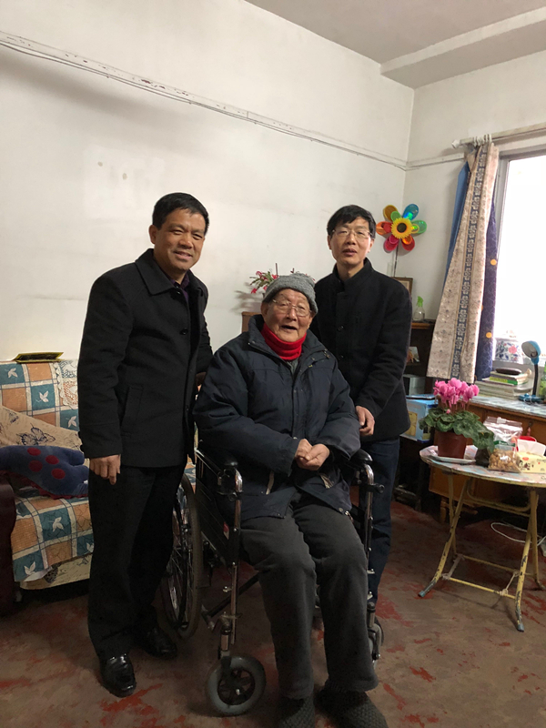 慰問離休干部（合影留念）.jpg